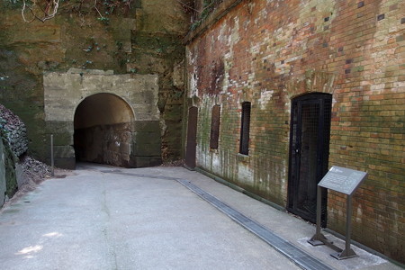 三叉路奥の部屋とトンネル