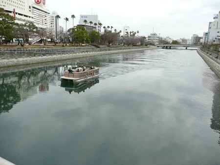 新町川を進む周遊船