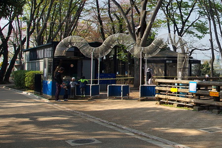 夢見ヶ崎動物公園リス舎横のゲート