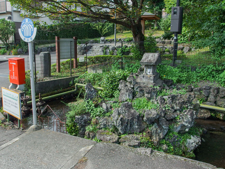 かがみ石公園前の祠