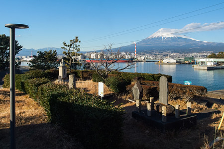 田子の浦みなと公園入口脇の石碑