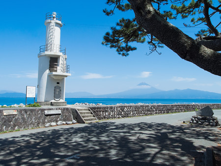 戸田灯台と潮風のベンチ