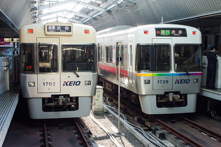 吉祥寺駅に停車中の京王1000系電車