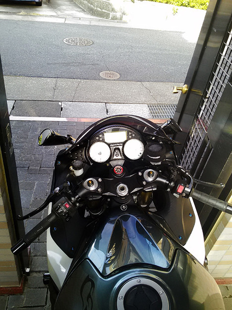 P_20151101_090459 扉を通るには 写真: P_20151101_090459 扉を通るには