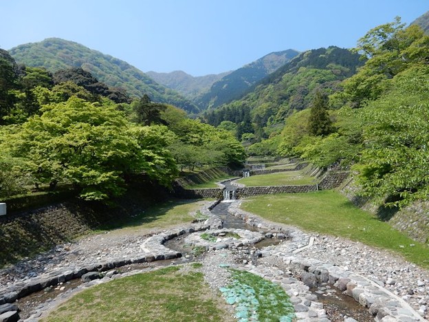 1水と新緑の養老山系 写真: 1水と新緑の養老山系