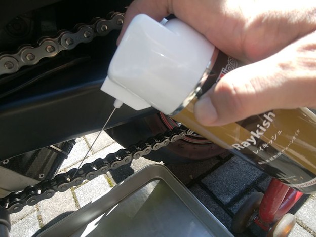 チェーン注油 写真: チェーン注油