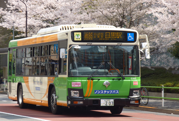 「桜の停留所」を後にする都バス…赤羽橋駅前