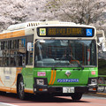 「桜の停留所」を後にする都バス…赤羽橋駅前