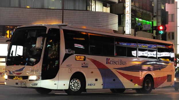 夜の浜松町を後にする高速バス