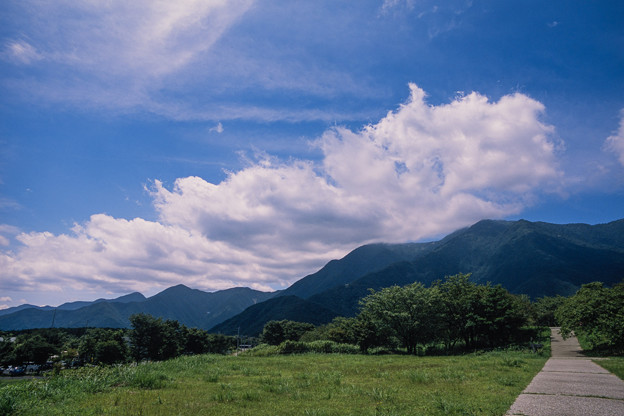 富士五湖巡り【朝霧高原の道の駅：富士と反対方向の光景】
