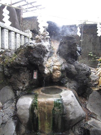 神社の御手洗です