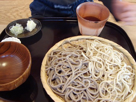 田舎そばは皮付きで挽いた十割そばです。　　　　Jr.は見ためがイヤだったようです。　　　　　　　　　　二八のほうは、　　　　　　　　　　　　　　　　　　　　「ばあちゃんのそばみたいな味がする」　　　　　　　　と喜んでました。