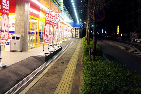 近所に24時間365日OPENのレンタル屋さんができました。　　　　　　　　　　　　　　　　　　　　　　　　　便利だけど、街路樹サンたちもいつ休んで良いやら困ってるみたいデス。真冬なのに青々としてます。　　　　　　　　　　　　　　　　　　　　　　　　　　　な～んて言いつつ、混み合うと不快だとか言いながらとうとう光を導入したりして、そのくせワイヤレスで速度落としてみたりしてます。（´Д｀；）　 　　　　　決してレンタル屋さんを批判しているわけではありません。あしからず。　　　　　　　　　　　　　　　　　　ひさびさのＵｐなのに、批判めいててスミマセン。