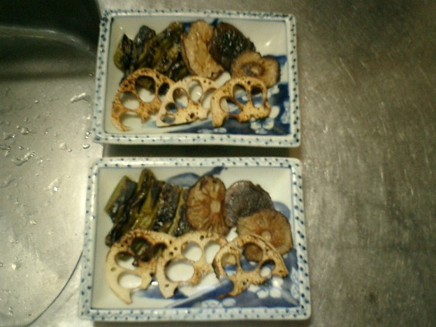 写真: シシトウガラシ、シイタケ、レンコンを焼いて食った。