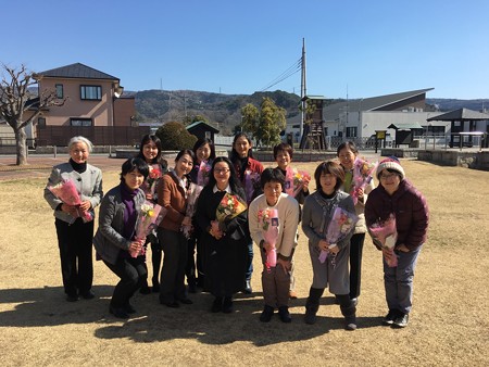 素晴らしい委員の皆さんと記念撮影!(それぞれお花を持って)