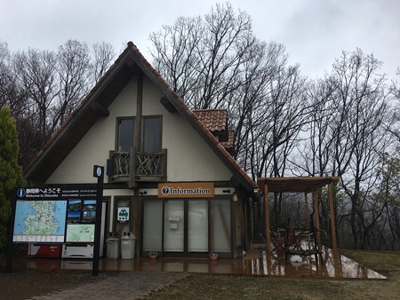 きになる建物なんだけどスタッフ不在で入れなかったよ到着!近場だけど山の中にありましたわ@中伊豆ワイナリー