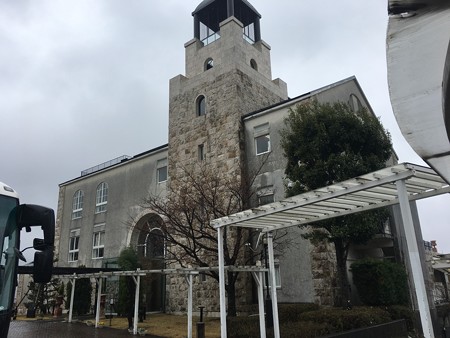 メインの建物(平日で雨だったけど団体客とかカッポーとかで人が思ってたより多かったよ)到着!近場だけど山の中にありましたわ@中伊豆ワイナリー
