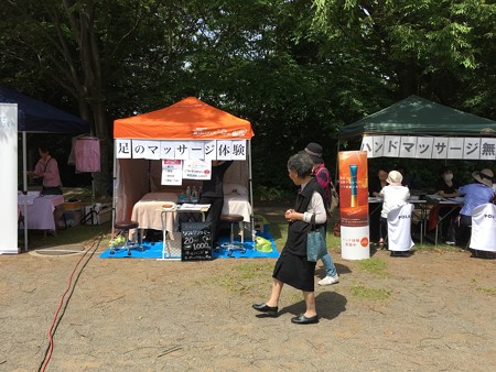 こんな感じのブースです(ふふ、目立ちますね)