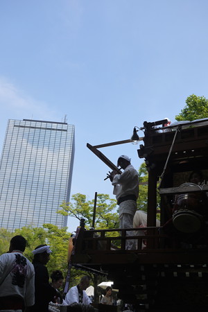 ビルとお神輿