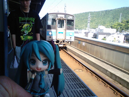 伊予西条行きに乗ります。「快速」になってますが、伊予西条まで各駅...