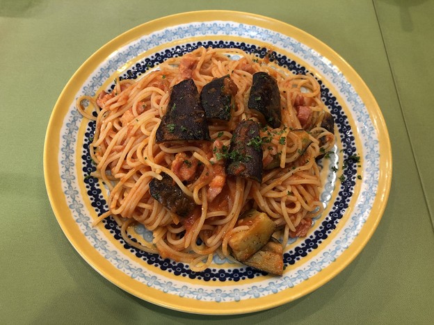 揚げ茄子とベーコンのトマトソースパスタ