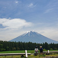 富士を眺める人