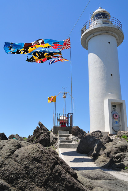 鼠ヶ関灯台と大漁旗