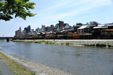 川床がならんだ鴨川