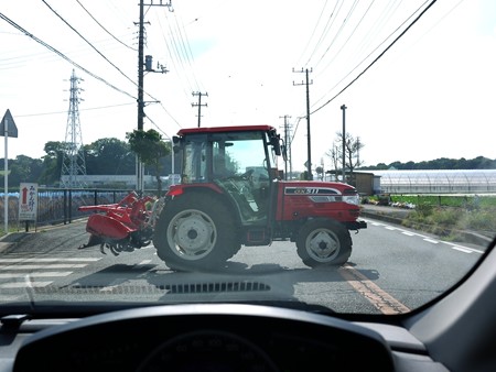 三浦の赤いトラクター