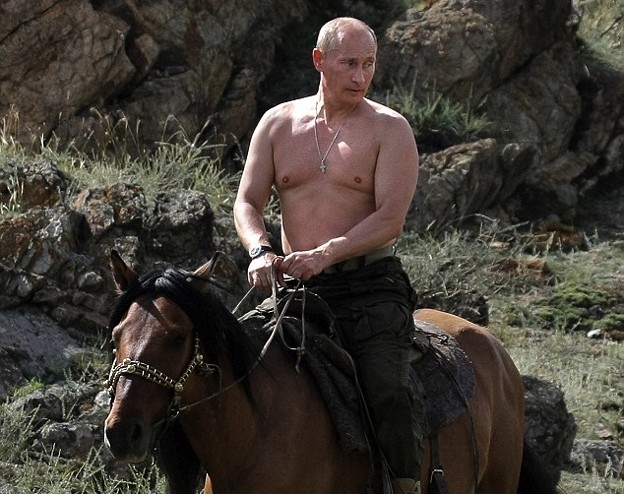 上半身裸で馬に乗る世界一カッコいい大統領プーチン