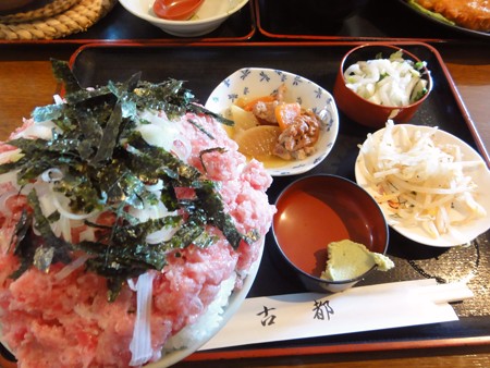 ネギトロ丼と小鉢色々