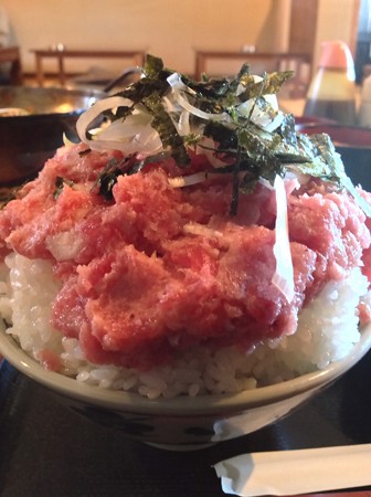 そびえ立つネギトロ丼
