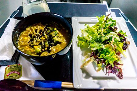 一風堂の味噌ラーメンとサラダ