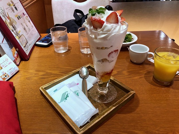 カフェ風車 広島駅ビルasse店 パフェ いちごのブーケ 広島市南区松原町 ひろしま駅ビルasse 写真共有サイト フォト蔵