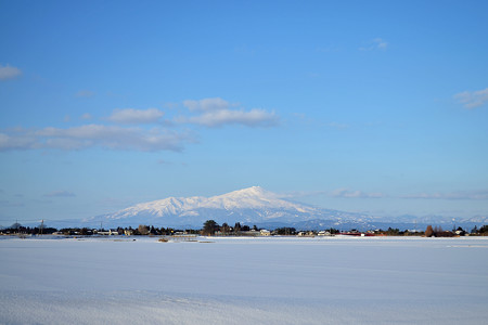 160211雪原と鳥海山