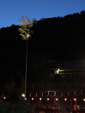 和霊大祭の宵04 御幣を取り合う竹
