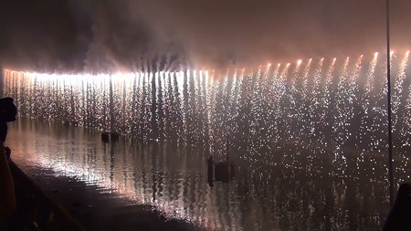 宇和島和霊大祭:須賀川に落ちる光の滝2