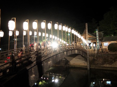 和霊神社 祭りの後5 神社を出る神輿担ぎの人々