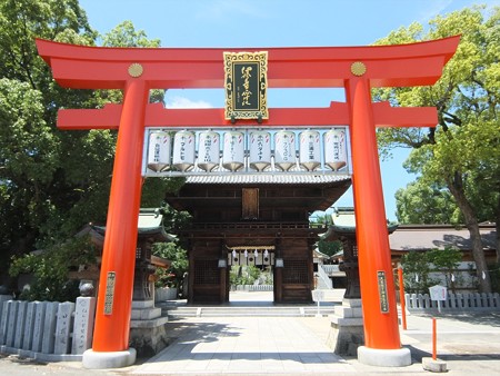 椿神社01 鳥居―赤地に十六八重表菊は天皇旗?