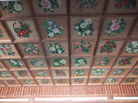 椿神社08 天井は椿だらけ
