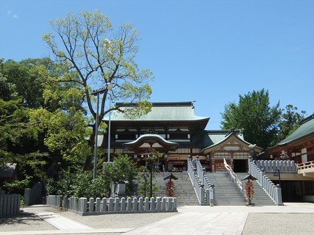 椿神社15 おや、ニコニコと手を振っている?