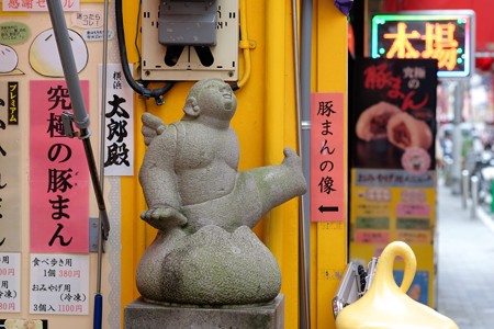 2015.10.02 横浜中華街 豚まんの像
