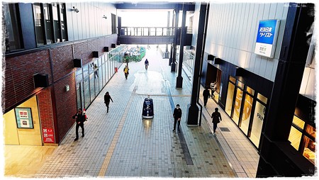 2018.11.16　隣町駅ビル　ロボットが掃除