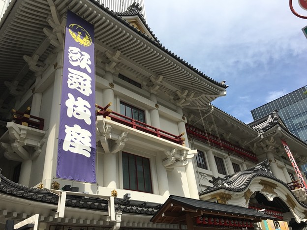 Photos: 隈研吾が作成した５代目歌舞伎座は唐破風、千鳥破風を再現