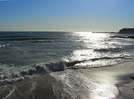 秋の日の光る海・・・・