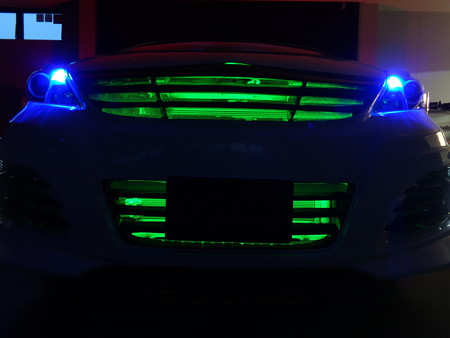 プリウスα　千葉県　グリル内ＬＥＤ取付７