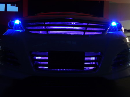 プリウスα　千葉県　グリル内ＬＥＤ取付１０