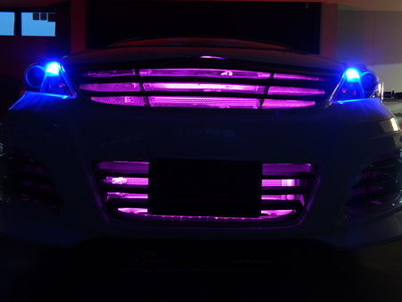 プリウスα　千葉県　グリル内ＬＥＤ取付１１