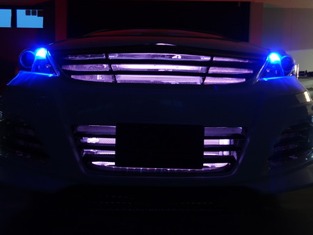 プリウスα　千葉県　グリル内ＬＥＤ取付１２