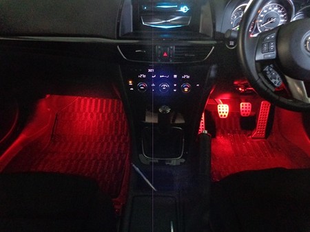 アテンザ　埼玉県　フットランプ取付　レッドＬＥＤ500